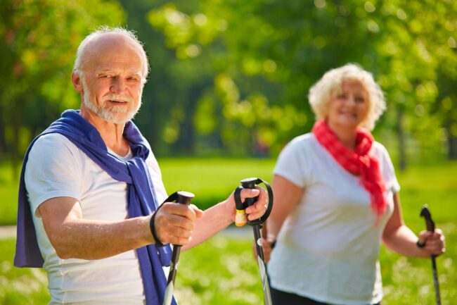 пожилые занимаются спортом